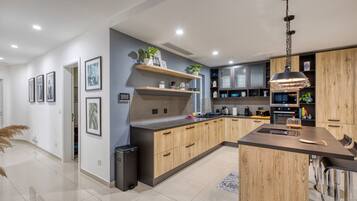 Kjøleskap, mikrobølgeovn, ovn og oppvaskmaskin