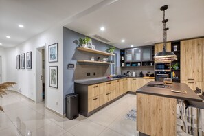 Kjøleskap, mikrobølgeovn, ovn og oppvaskmaskin