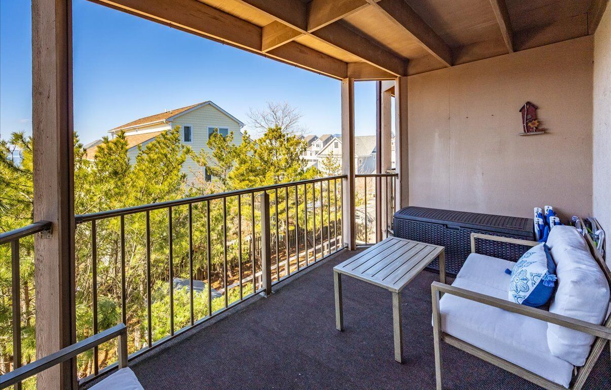 Un balcon avec un canapé, une table et un barbecue.