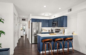 Fridge, microwave, oven, stovetop - Close to the Boardwalk, Jolly Roger Amusement Park and All the OC Fun! (Ocean City)