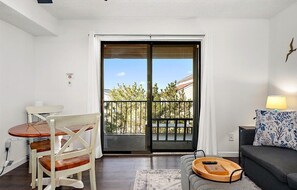 Living area - Close to the Boardwalk, Jolly Roger Amusement Park and All the OC Fun! (Ocean City)