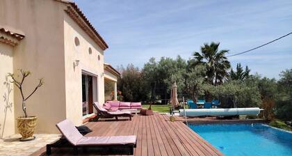Detached villa for 6 people, swimming pool, 20 minutes from the sea
