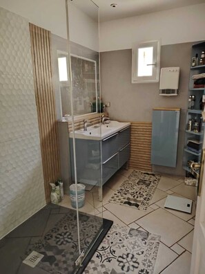 Towels, toilet paper - Detached villa for 6 people, swimming pool, 20 minutes from the sea (Cuers)