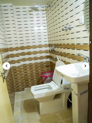 Kahden hengen classic-huone | Kylpyhuone | Suihku, ilmaiset hygieniatuotteet, tohvelit, pyyhkeet