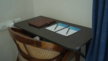 Classic Double or Twin Room, Balcony, Garden View | Interior