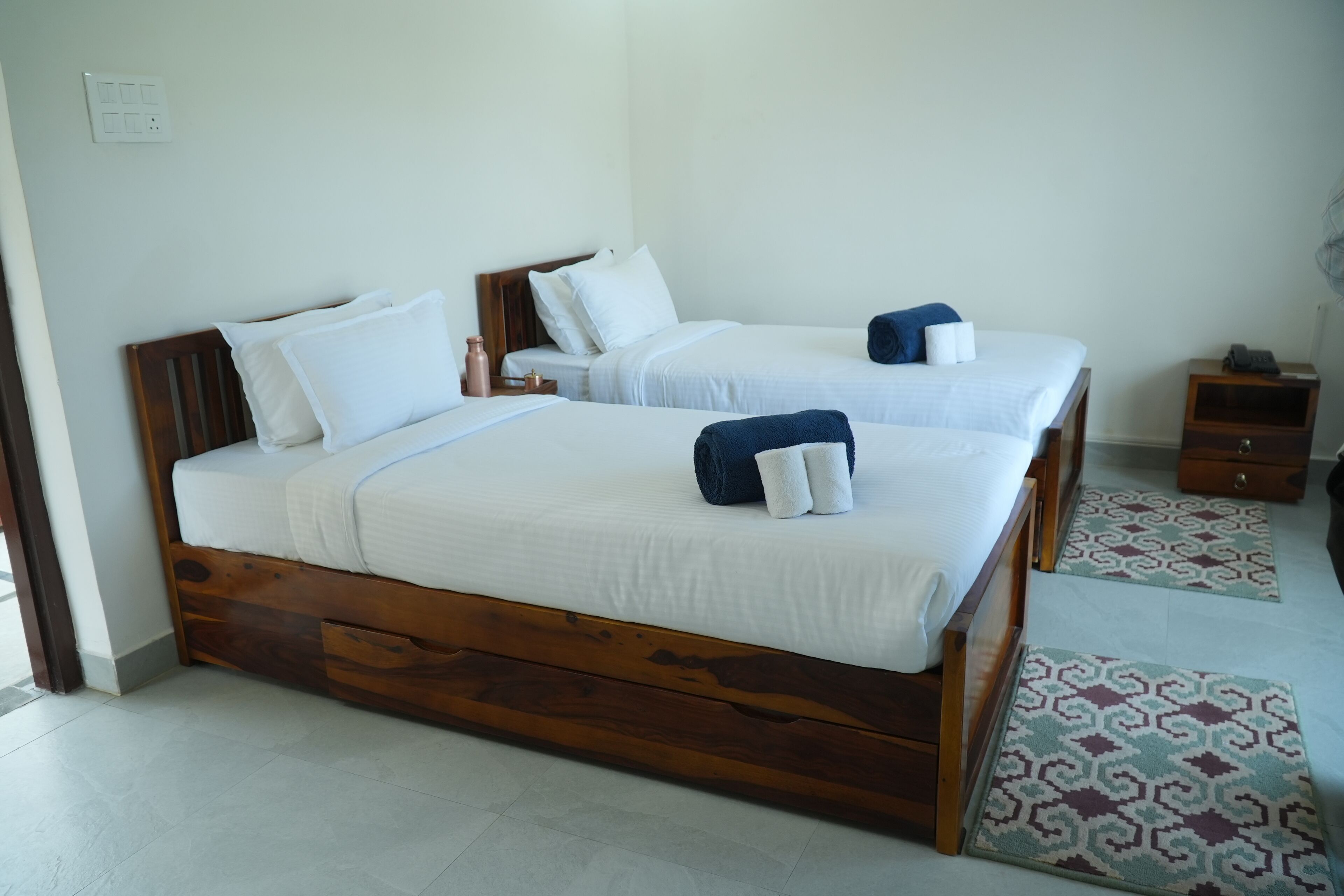 Dobbelt- eller tomannsrom – classic, balkong, hageutsikt | Skrivebord, skrivebord for bærbar PC og wi-fi (inkludert)