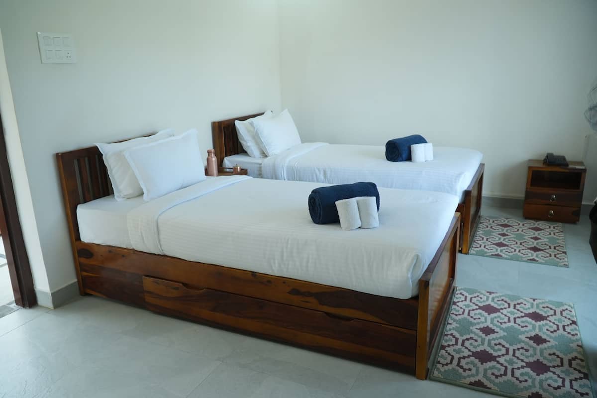 Dobbelt- eller tomannsrom – classic, balkong, hageutsikt | Skrivebord, skrivebord for bærbar PC og wi-fi (inkludert)