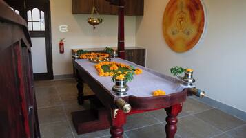 Sauna, hot tub, steam room, mud baths, hydrotherapy, detox wraps