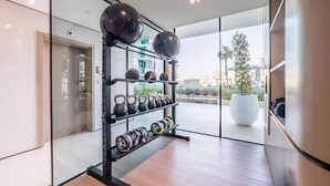 A gym with kettlebells, medicine balls, and resistance bands. - Well-Appointed Studio, Minutes from Circle Mall and Community Parks - Binghatti Phoenix, Jumeirah Village Circle (Dubai)