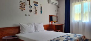 Estudio | Minibar, decoración individual, espacio para trabajar con un portátil