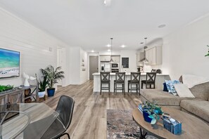 Smart TV - 2BR | 2BA Close to Beach, Luxury Amenities + Free Tix: Dolphin Cruise & More! (Santa Rosa Beach)