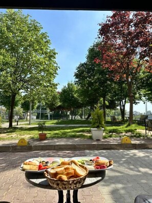 Outdoor dining - avrasya queen hotel (İstanbul)