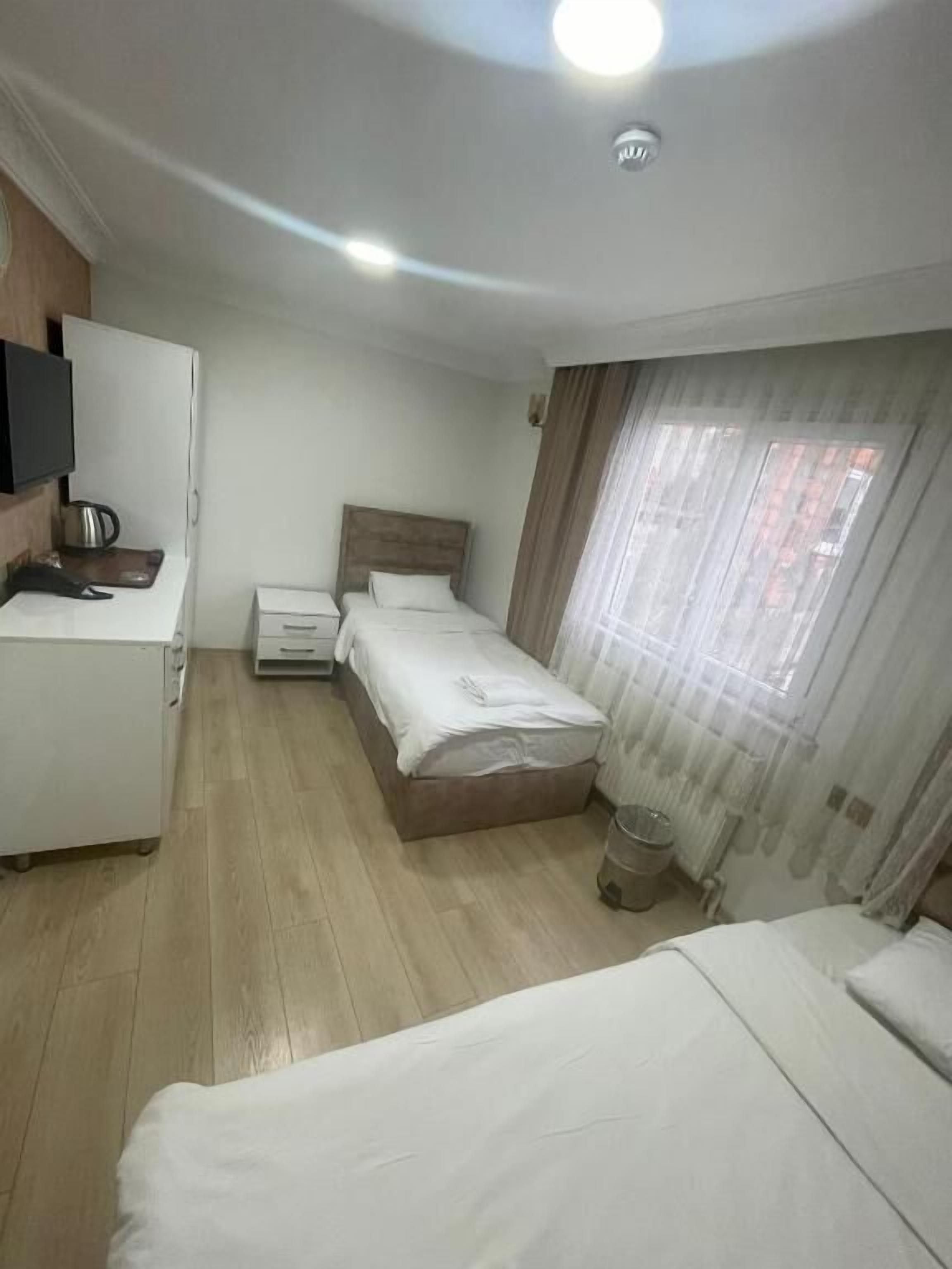Habitación Deluxe con 2 camas individuales, vista parcial al mar | Escritorio y wifi gratis 
