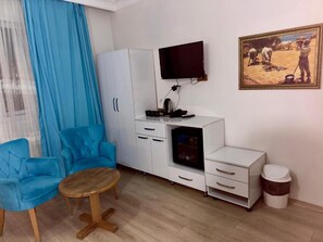 Habitación familiar, vista al jardín | Área de sala de estar