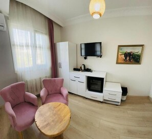 Luxury Triple Room, City View | Living area | TV - avrasya queen hotel (İstanbul)