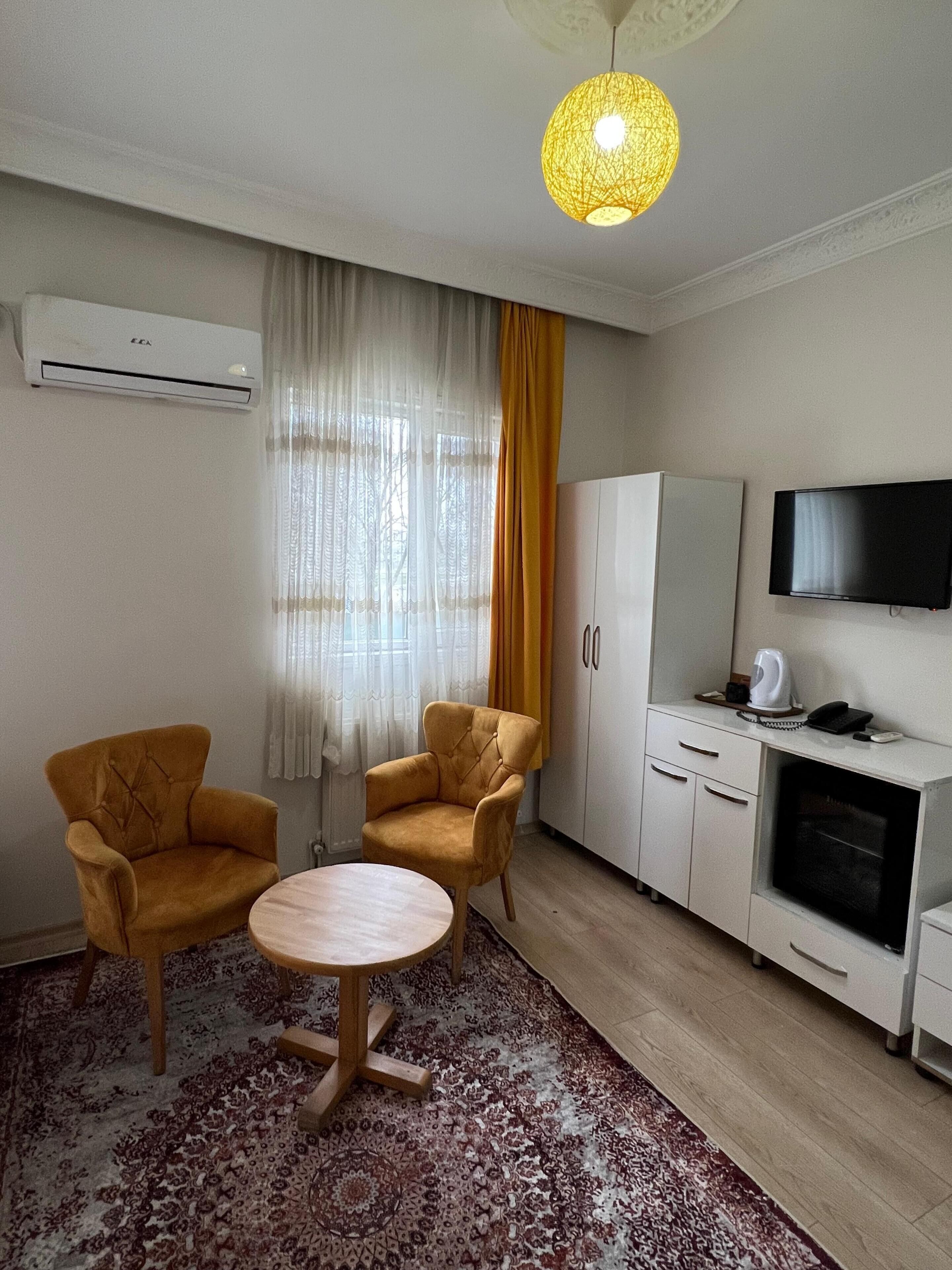 Luxury Triple Room, City View | Desk, soundproofing, free WiFi