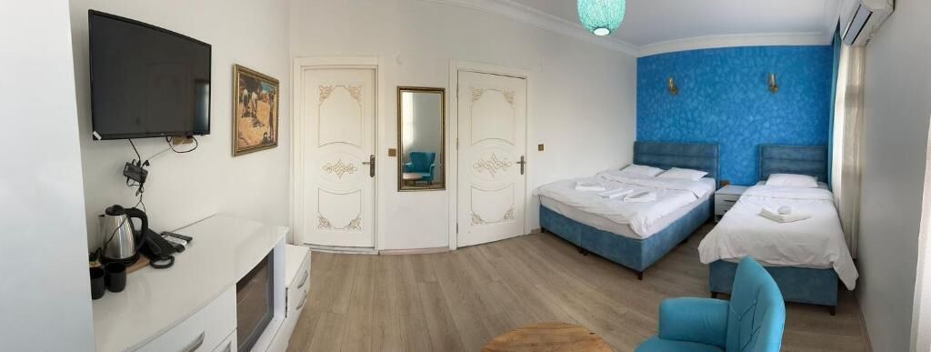 Habitación triple de lujo, vista parcial al mar | Escritorio y wifi gratis 