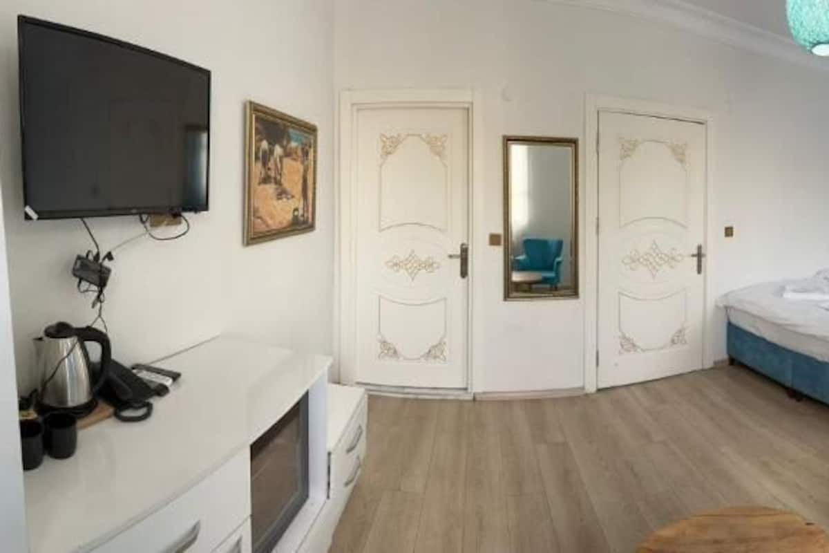 Habitación triple de lujo, vista parcial al mar | Escritorio y wifi gratis