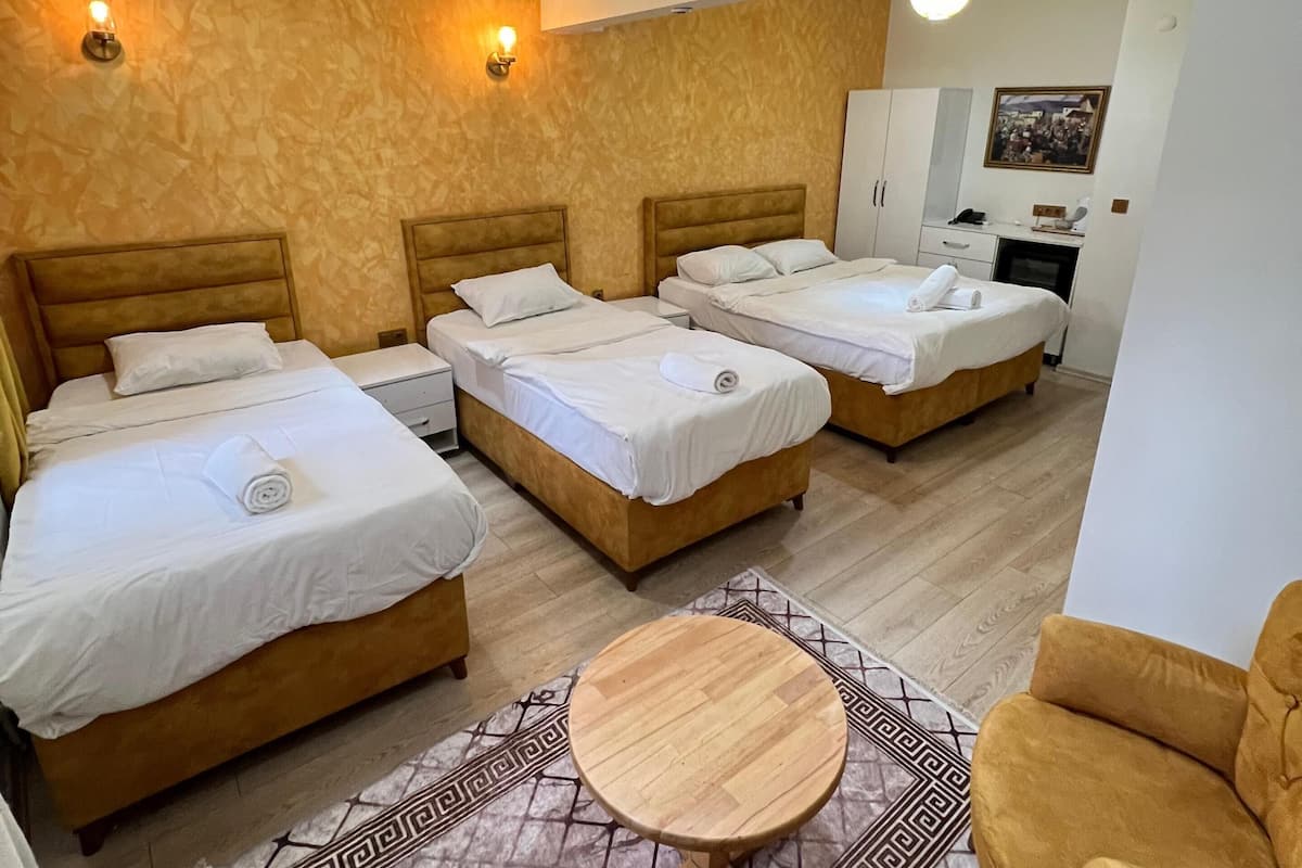 Family Room, Garden View | Desk, soundproofing, free WiFi