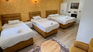 Habitación familiar, vista al jardín | Escritorio, insonorización y wifi gratis