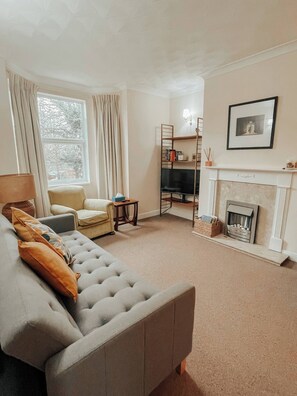 Living area - Bright 2-bed Flat in Huntingdon Town Centre (Huntingdon)