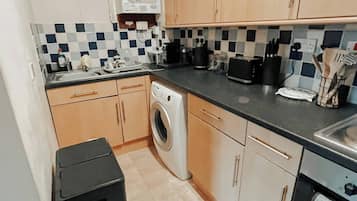 Apartment, 2 Bedrooms | Laundry