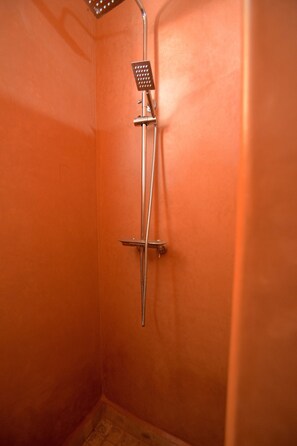 Een douche, een haardroger, handdoeken, zeep