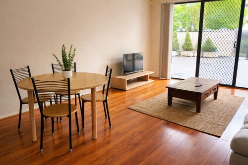 Cozy Modern Apartment w/large courtyard