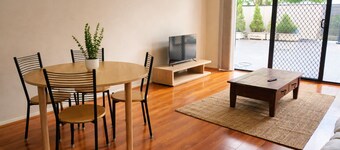 Cozy Modern Apartment w/large courtyard