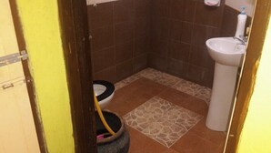 Un baño pequeño con inodoro, bidé y lavamanos.