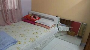 Iron/ironing board - 3-bedroom apartment in enchanting Perai with AC comfort (Perai)