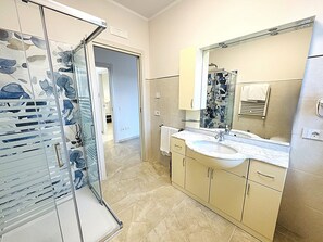 Shower, hair dryer, bidet, towels - Villa Hemera - Mediterranean elegance with private jacuzzi and sea views (Massa Lubrense)