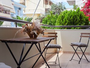 Outdoor dining - Experience relaxed coastal living (Kalamata)