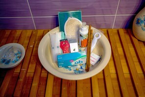 Habitación Deluxe, vistas al jardín | Servicios del cuarto de baño | Secador de pelo, zapatillas, toallas y jabón