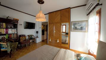 Premium bedding, minibar, individually decorated, individually furnished