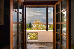 Deluxe Room, City View | Premium bedding, minibar, individually decorated, individually furnished - Archontiko Alexandros Boutique Hotel (Thermi)