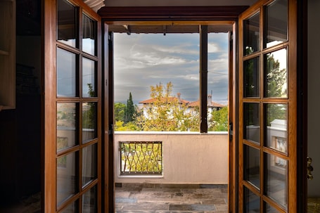 Deluxe Room, City View | Premium bedding, minibar, individually decorated, individually furnished. Archontiko Alexandros Luxury Suites