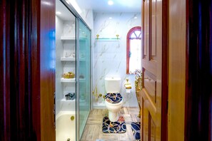 Habitación Deluxe, vistas parciales al mar | Baño | Secador de pelo, zapatillas, toallas y jabón