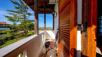 Rom – deluxe, hageutsikt | Sengetøy av topp kvalitet, minibar og individuelt dekorert