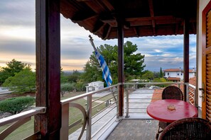Habitación Deluxe, vistas parciales al mar | Ropa de cama de alta calidad, minibar, decoración individual