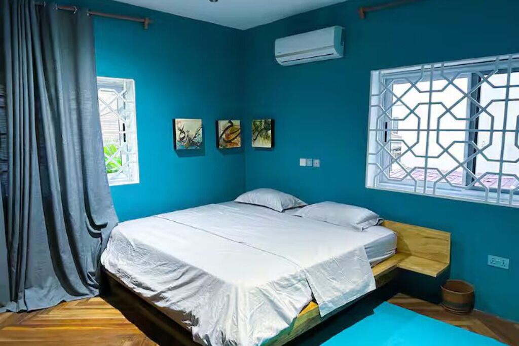 6 bedrooms, iron/ironing board, WiFi, bed sheets