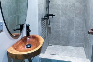 Regadera, bidet, jabón, papel de baño 
