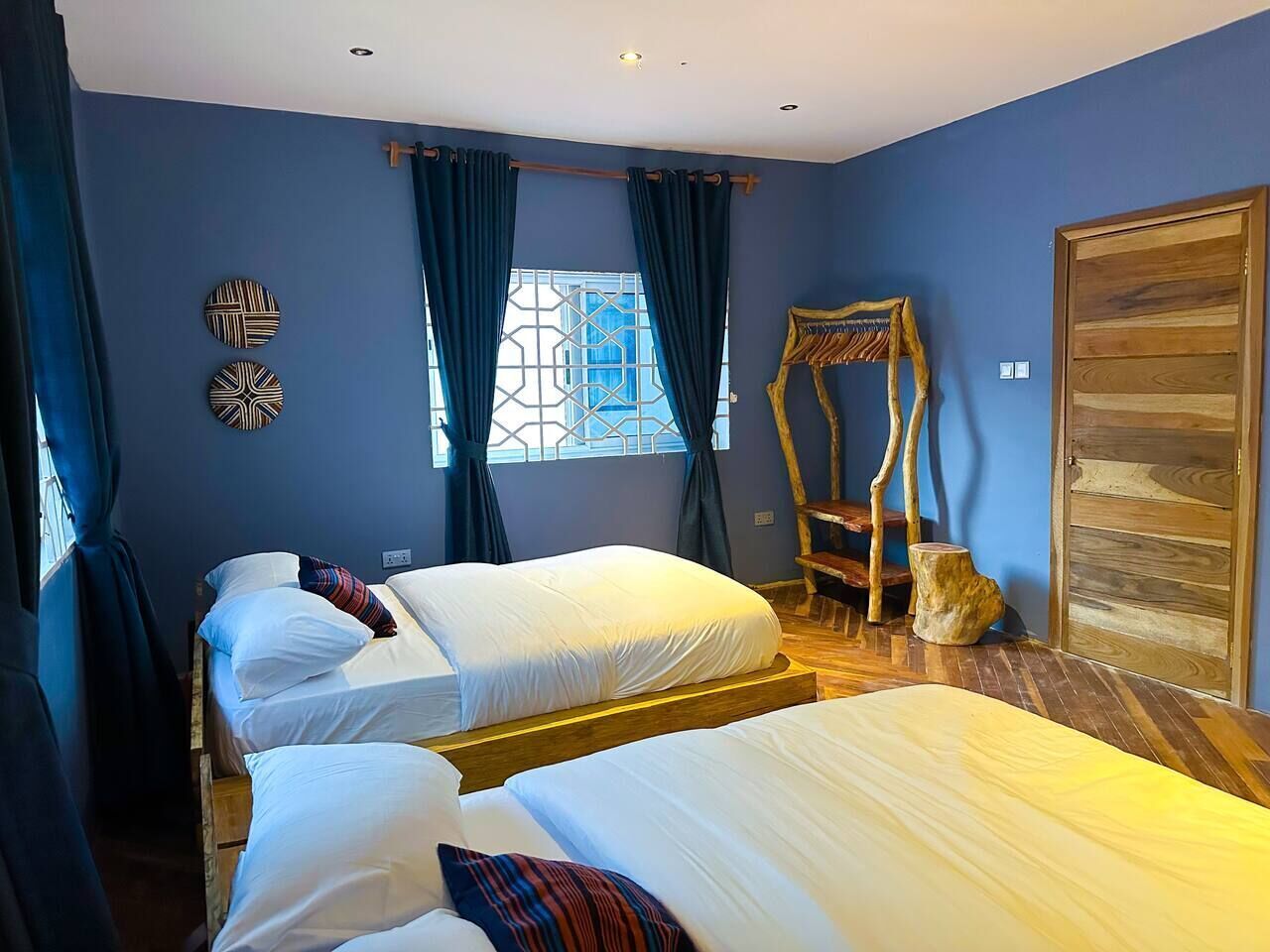 6 bedrooms, iron/ironing board, WiFi, bed sheets