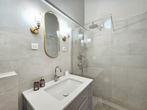 Shower, hair dryer, towels, soap - Urban Nest Wolfova street Studio by the Triple Bridge Ljubljana with AC and Wifi (Ljubljana)