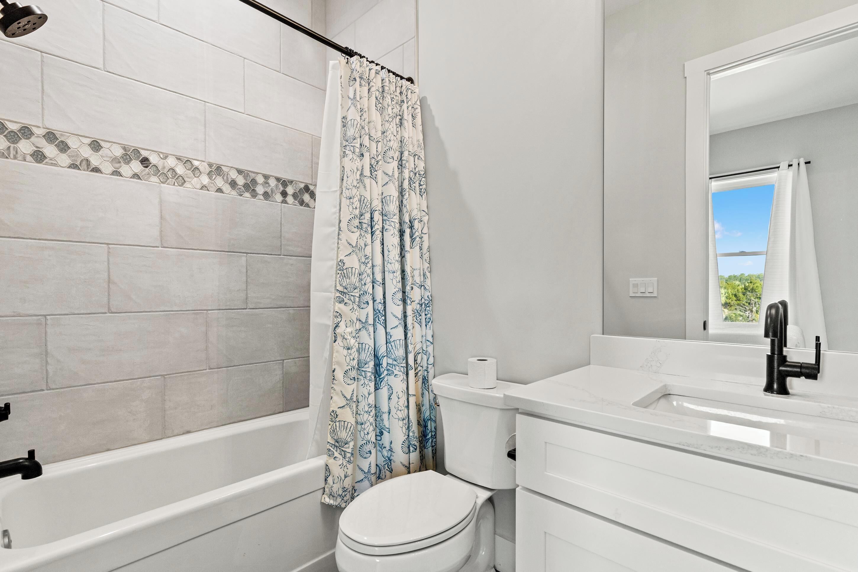 Une salle de bain avec une baignoire, des toilettes et un lavabo.