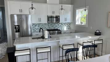 Hus - 4 sovrum - privat pool - havsutsikt | Eget kök | Stort kylskåp, mikrovågsugn, ugn och spishäll