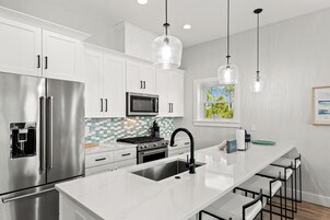 Casa, 4 quartos, piscina particular, vista para o oceano | Cozinha privada | Geladeira grande, micro-ondas, fogão, cooktop