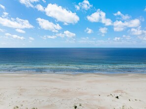 Accommodatie ligt op het strand, wit zand