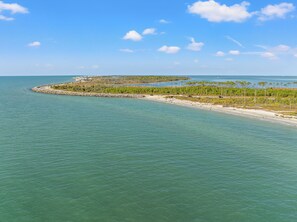 Accommodatie ligt op het strand, wit zand