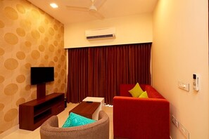 Living area - Adorable 1-bedroom apartment with AC in vibrant Chennai (Chennai)
